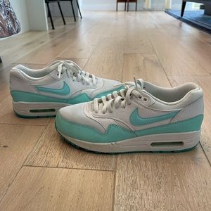 Nike white and turquoise sneaker